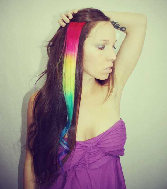 Цветные пряди на светлых волосах
