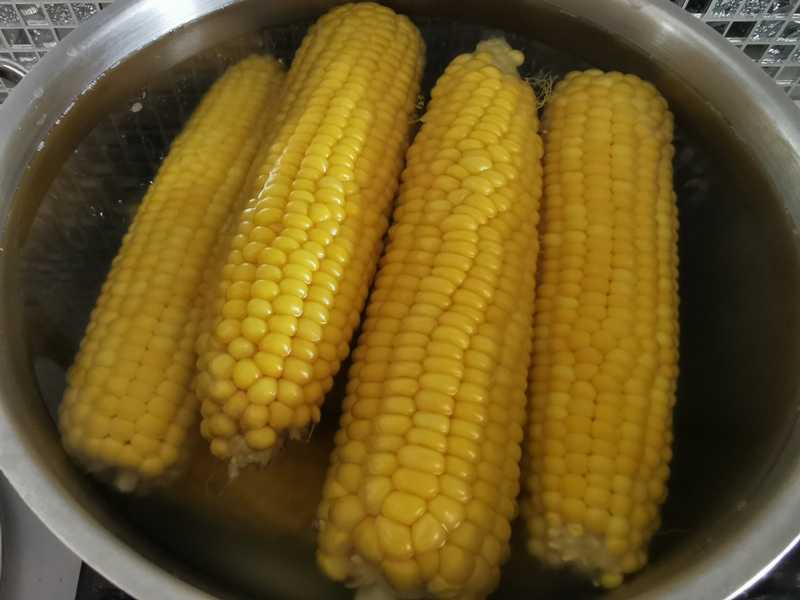 Как сварить кукурузу в початках вкусно и быстро