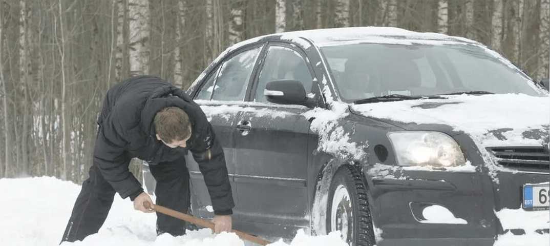 Машина застряла в грязи, снегу или песке: что делать и как вытащить
