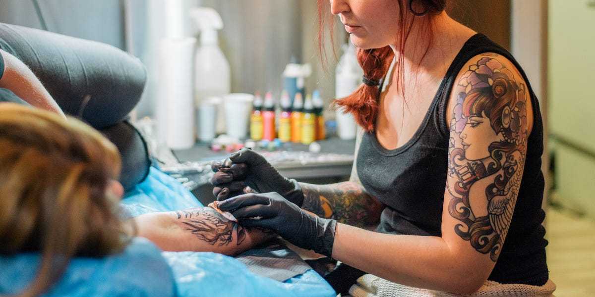 Чем занимается тату-мастер? условия работы и зарплата