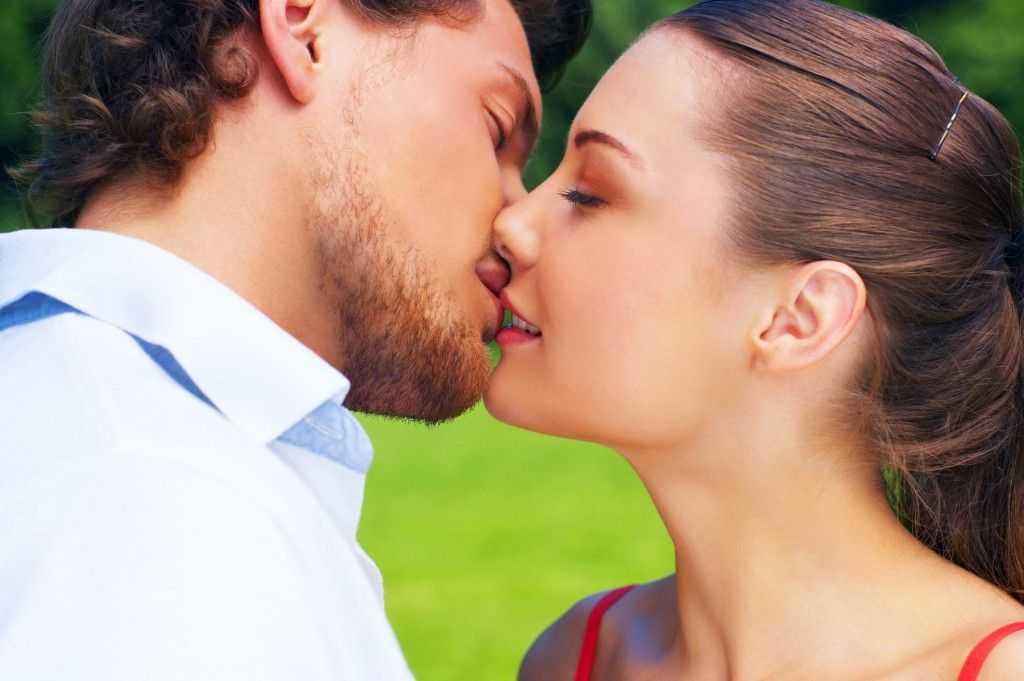 Научиться целоваться без партнера | психология отношений
