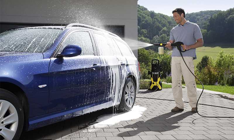 Как помыть машину самому и не нанести вред кузову?